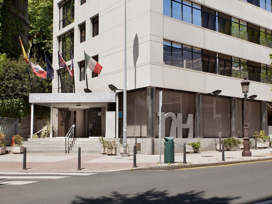 Un edificio moderno con un letrero que dice "CIUDAD DE SANTANDER".