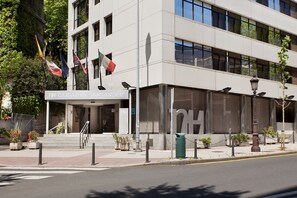 A modern building with a sign reading "CIUDAD DE SANTANDER". - NH Ciudad de Santander (Santander)