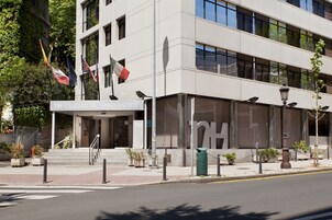 Un edificio moderno con un letrero que dice "CIUDAD DE SANTANDER".