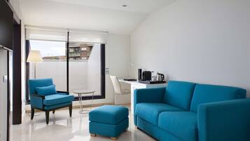 Een minibar, een kluis op de kamer, een bureau, extra bedden