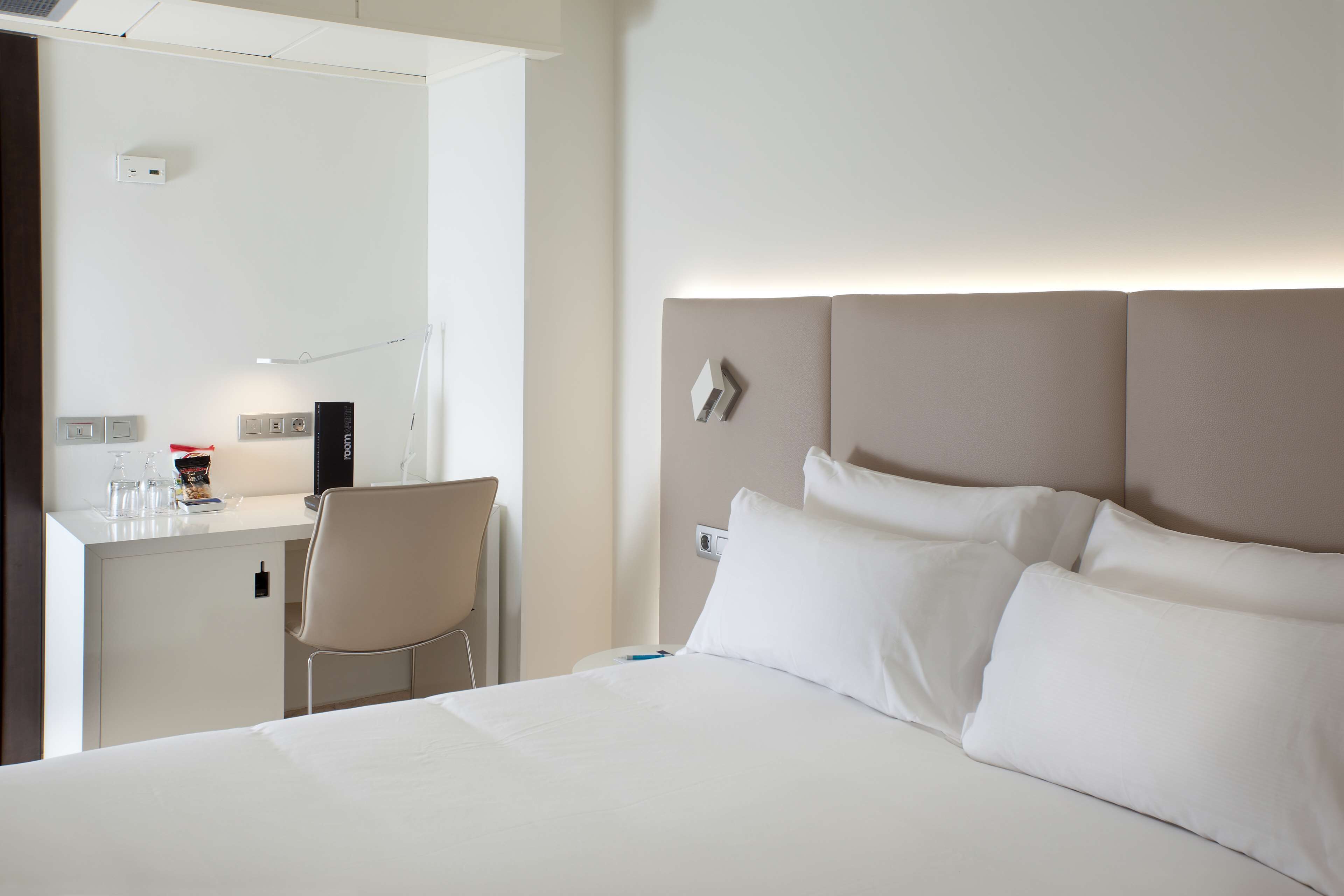 standard room | minibar, in-room safe, desk, rollaway beds