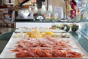 Bữa sáng buffet hàng ngày với phụ phí nhỏ