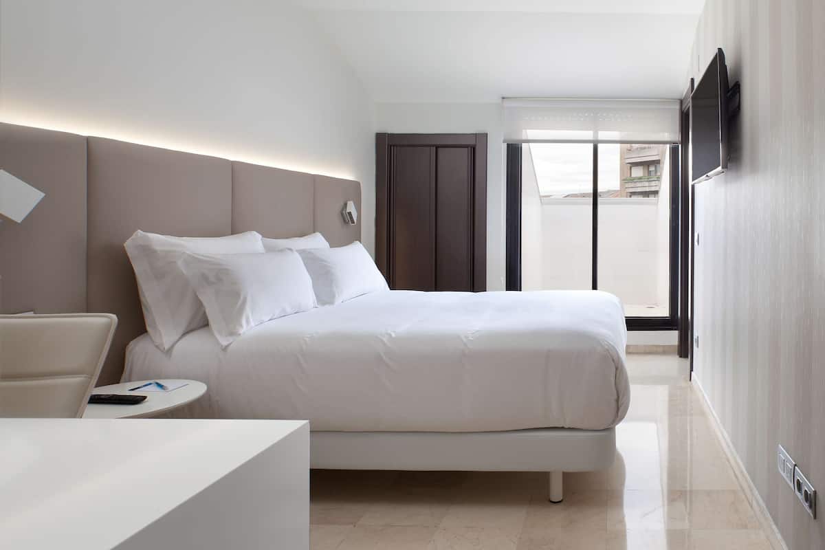Habitación estándar | Minibar, caja de seguridad en la habitación, escritorio y camas extra