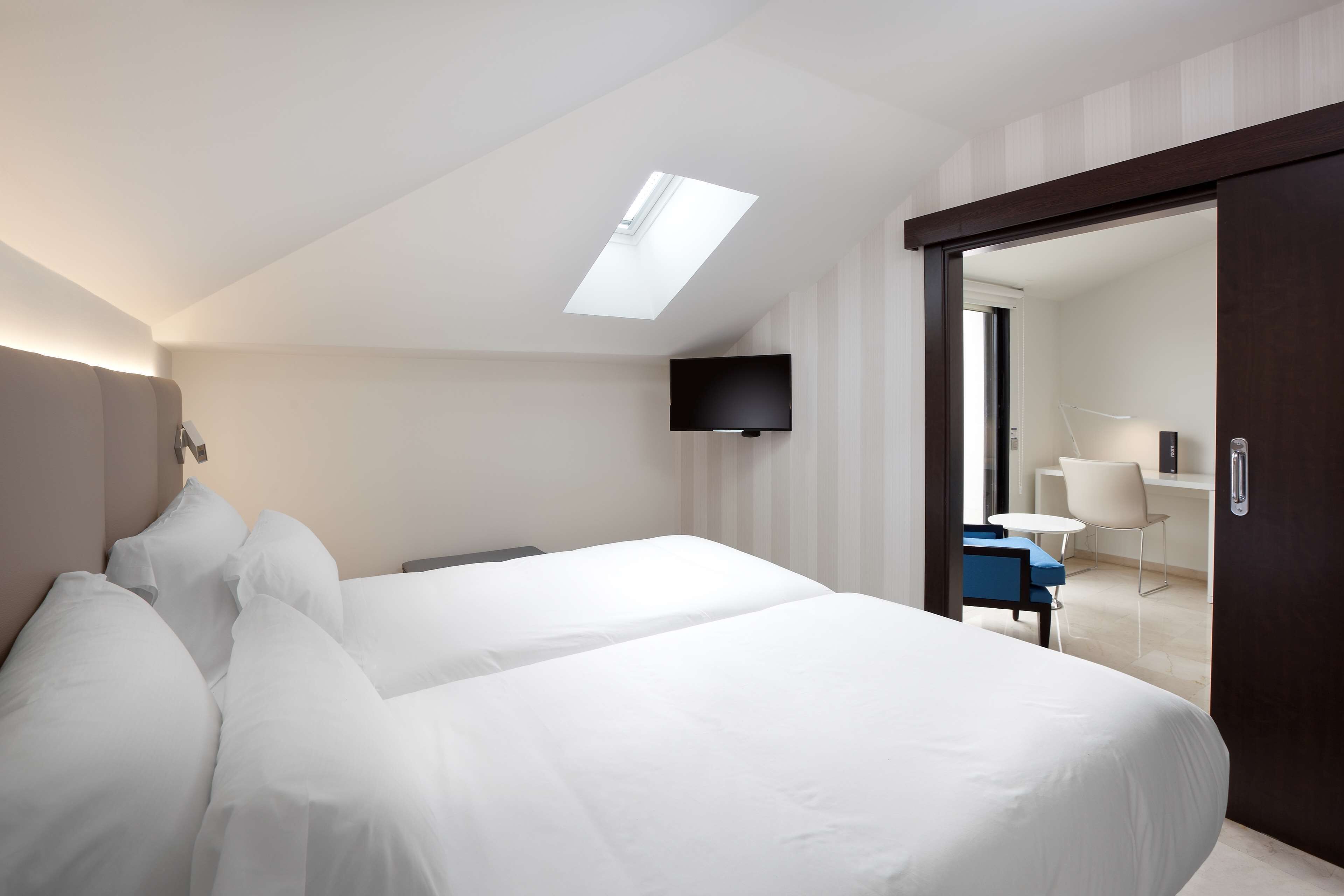 minibar, in-room safe, desk, rollaway beds