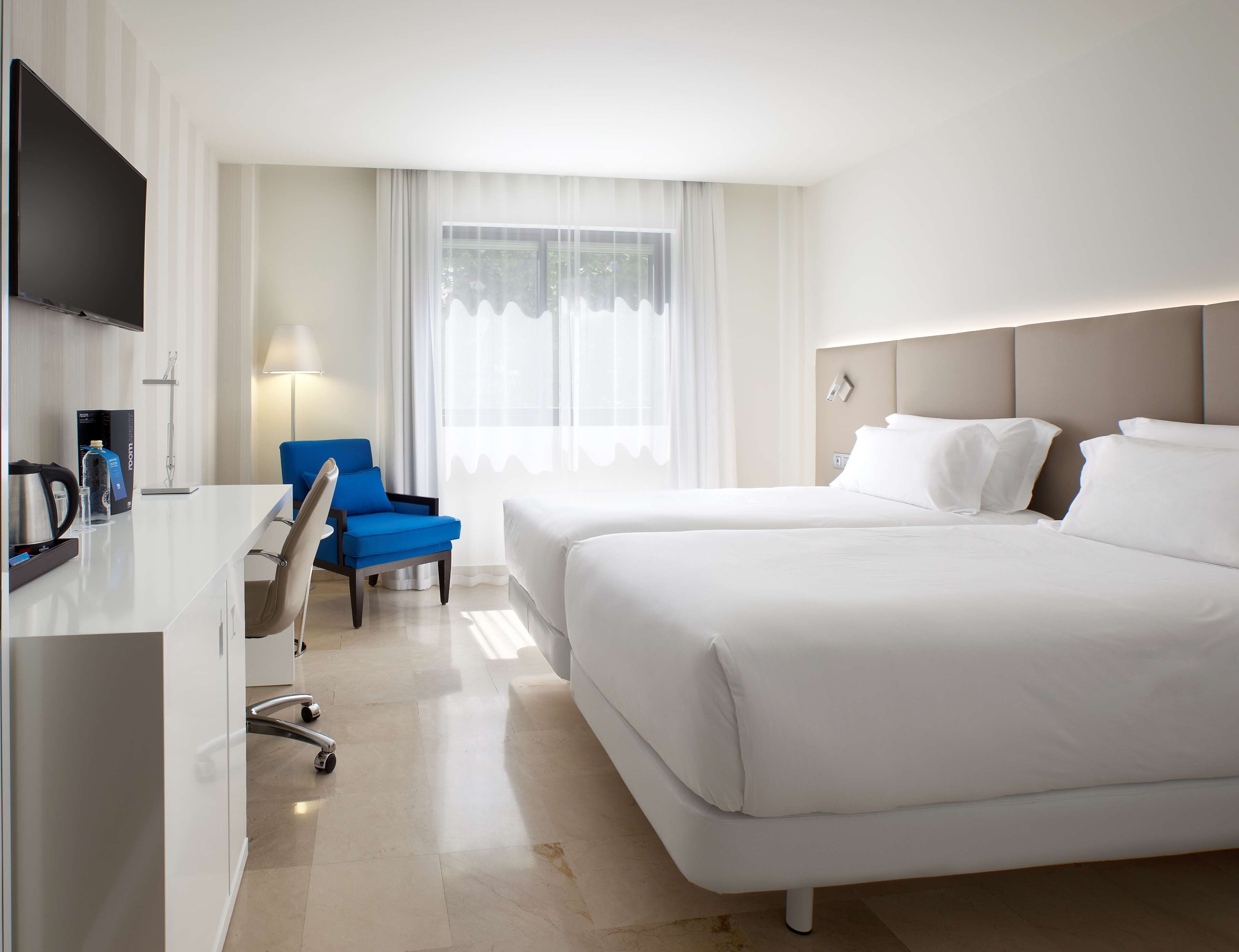 standard room | minibar, in-room safe, desk, rollaway beds