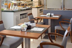 Dagelijks ontbijtbuffet (EUR 16 per persoon)