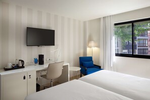 Minibar, in-room safe, desk, rollaway beds - NH Ciudad de Santander (Santander)