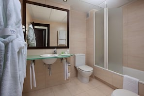 Tina con regadera, amenidades de baño ecológicas, secadora de cabello