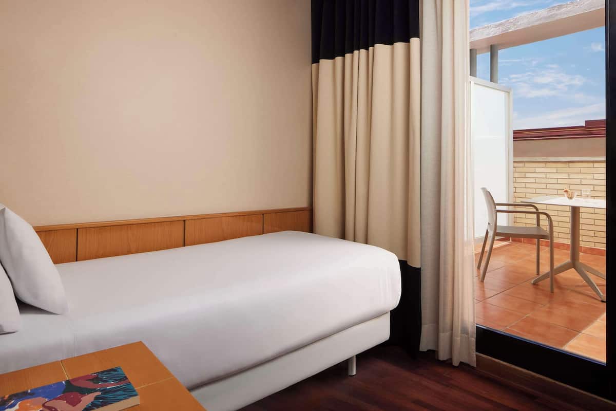 Kamar Single Standar | Seprai premium, minibar, dan brankas
