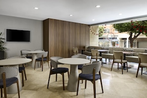Petit déjeuner buffet servi tous les jours en supplément