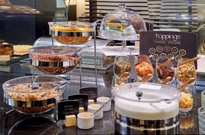 Petit-déjeuner buffet servi tous les jours en supplément