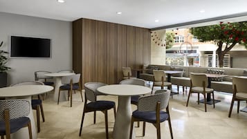 Desayuno buffet diario (EUR 14.9 por persona)