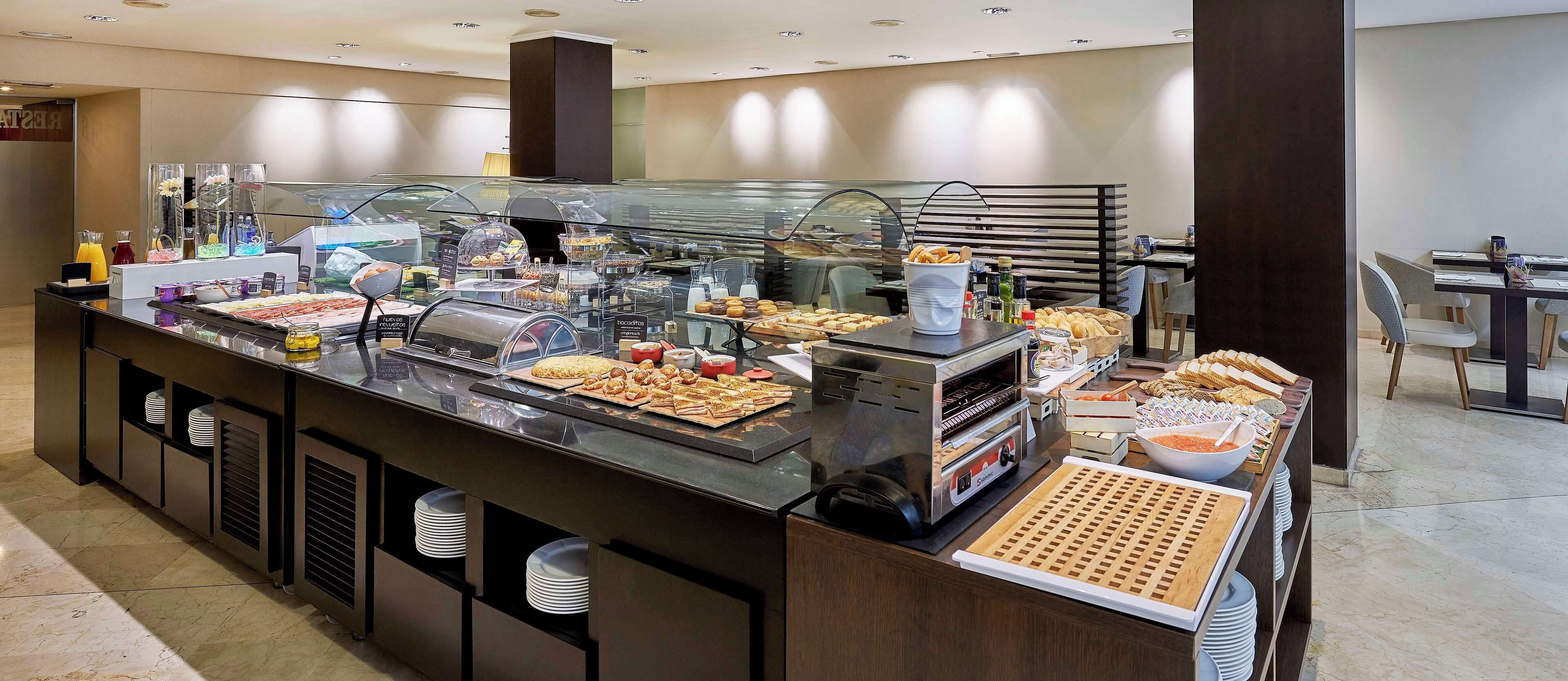 Dagelijks ontbijtbuffet (EUR 14.9 per persoon)