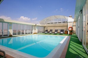 Piscine extérieure, chaises longues