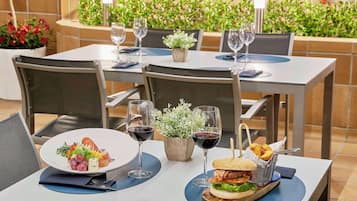 Se sirven almuerzos y cenas, cocina mediterránea