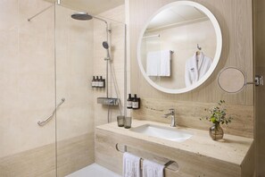 Bañera, artículos de tocador ecológicos, secador de pelo, bidet