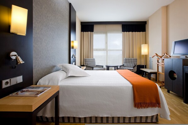 Premium bedding, minibar, in-room safe, desk - NH Valencia Center (Valencia)