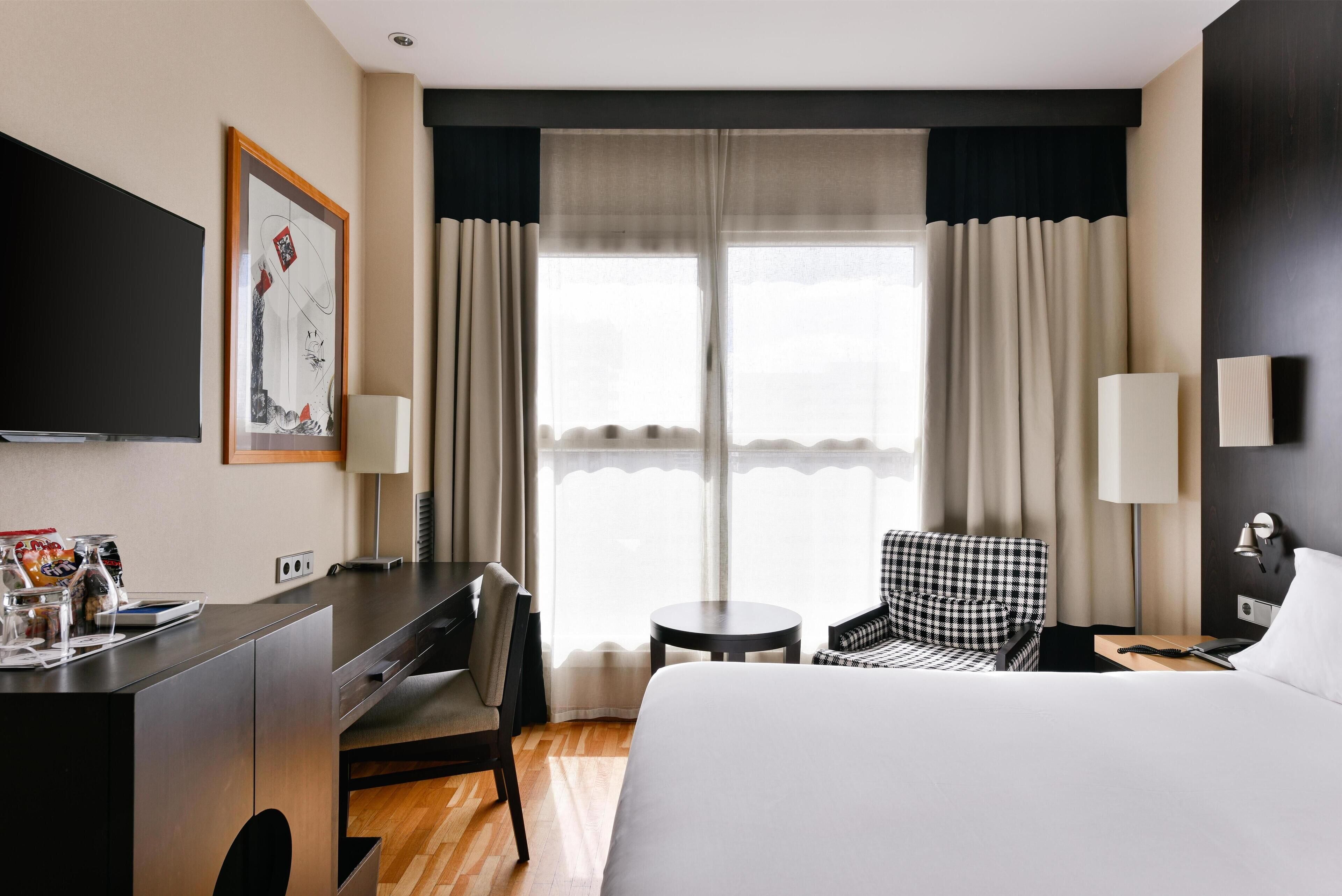 เครื่องนอนระดับพรีเมียม, มินิบาร์, ตู้นิรภัยในห้องพัก, โต๊ะทำงาน