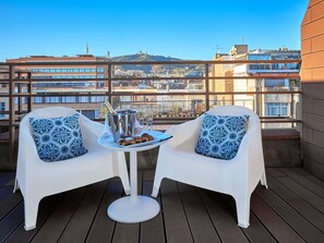 Habitación superior, 1 cama Queen size, Terraza | Ropa de cama de alta calidad y minibar 