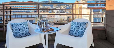 Superior kamer, 1 queensize bed, terras | Een minibar, een kluis op de kamer, verduisterende gordijnen