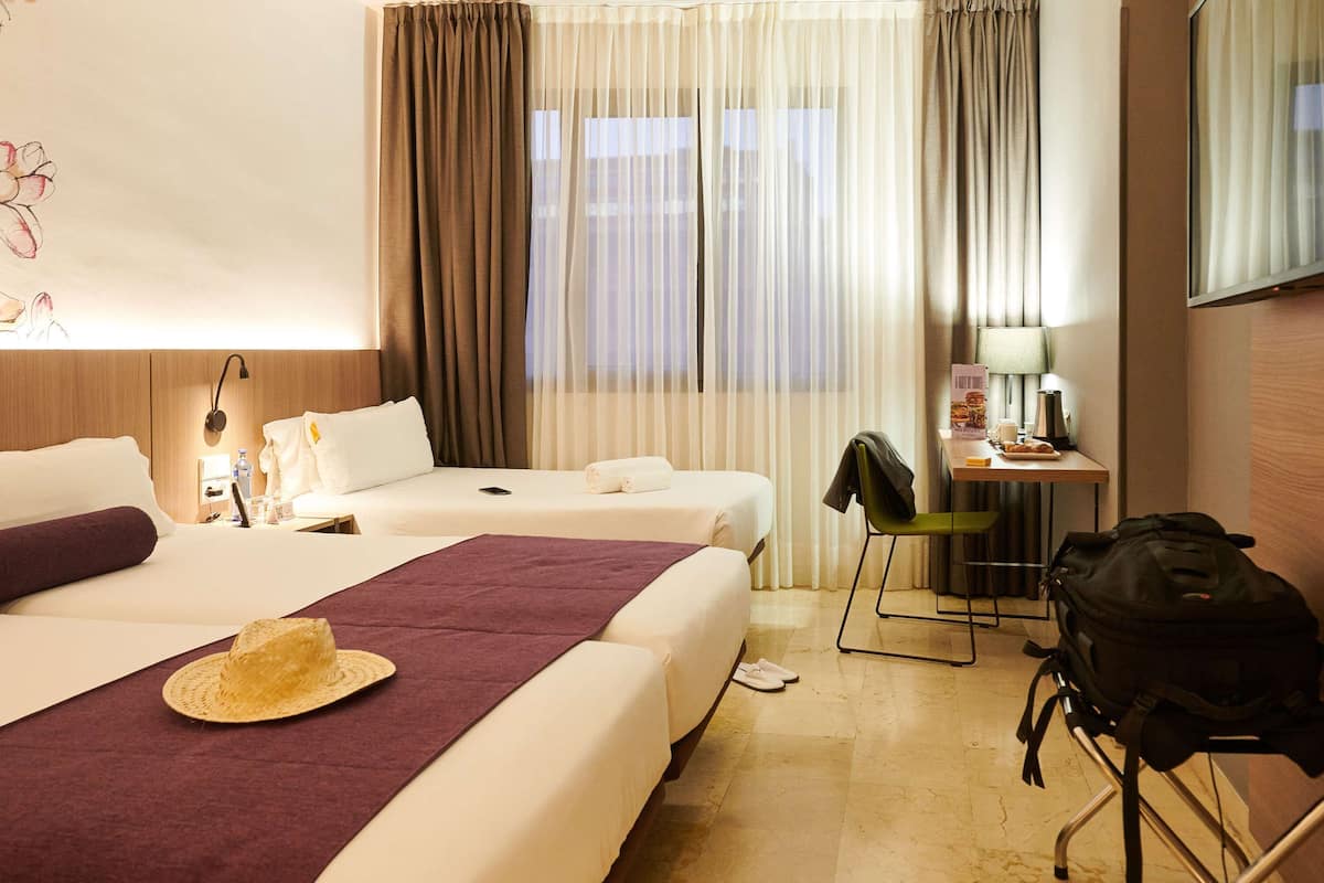 Standard Room, 3 Single Beds | Premium bedding, minibar, in-room safe, blackout curtains