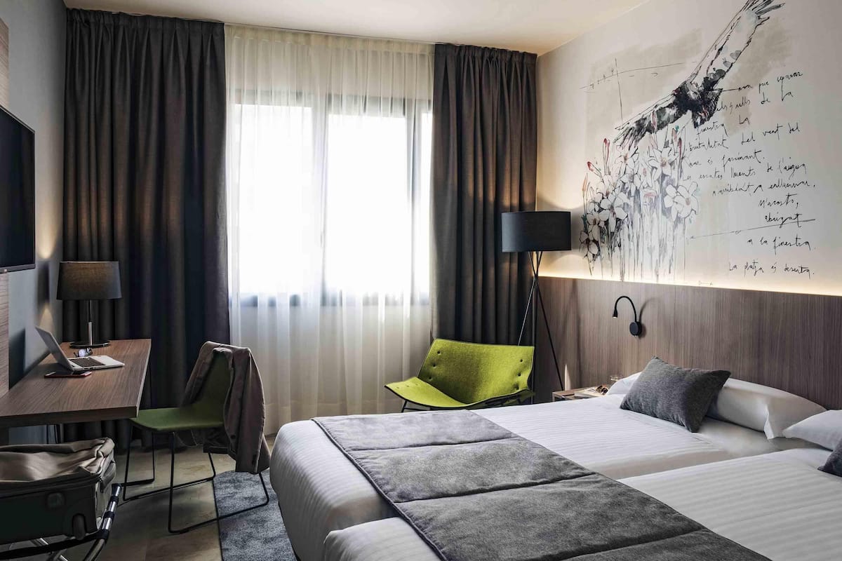 Standard Twin Room, 2 Twin Beds | Minibar, in-room safe, blackout drapes, soundproofing