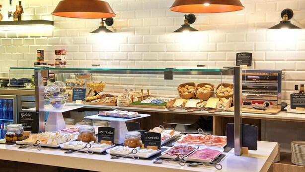 Bữa sáng buffet hàng ngày với phụ phí nhỏ 