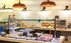 Un bufé de desayuno con diversos alimentos y salsas.
