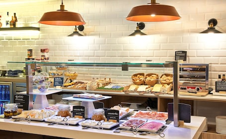 Tägliches Frühstücksbuffet gegen Gebühr. NH Barcelona Les Corts