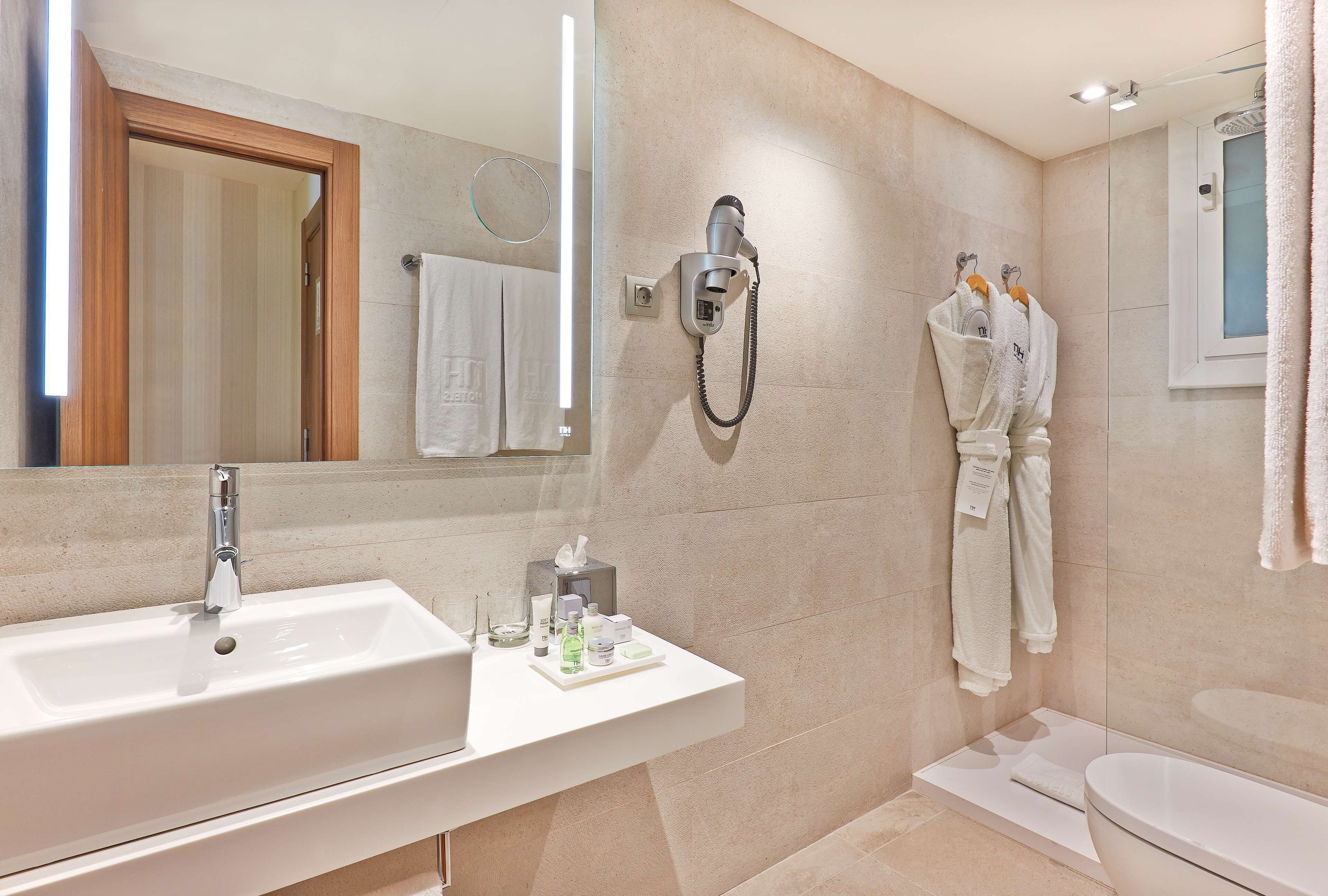 combined shower/bathtub, eco-friendly toiletries, hair dryer, towels