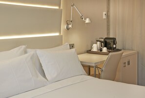 1 quarto, frigobar, cofres nos quartos, escrivaninha