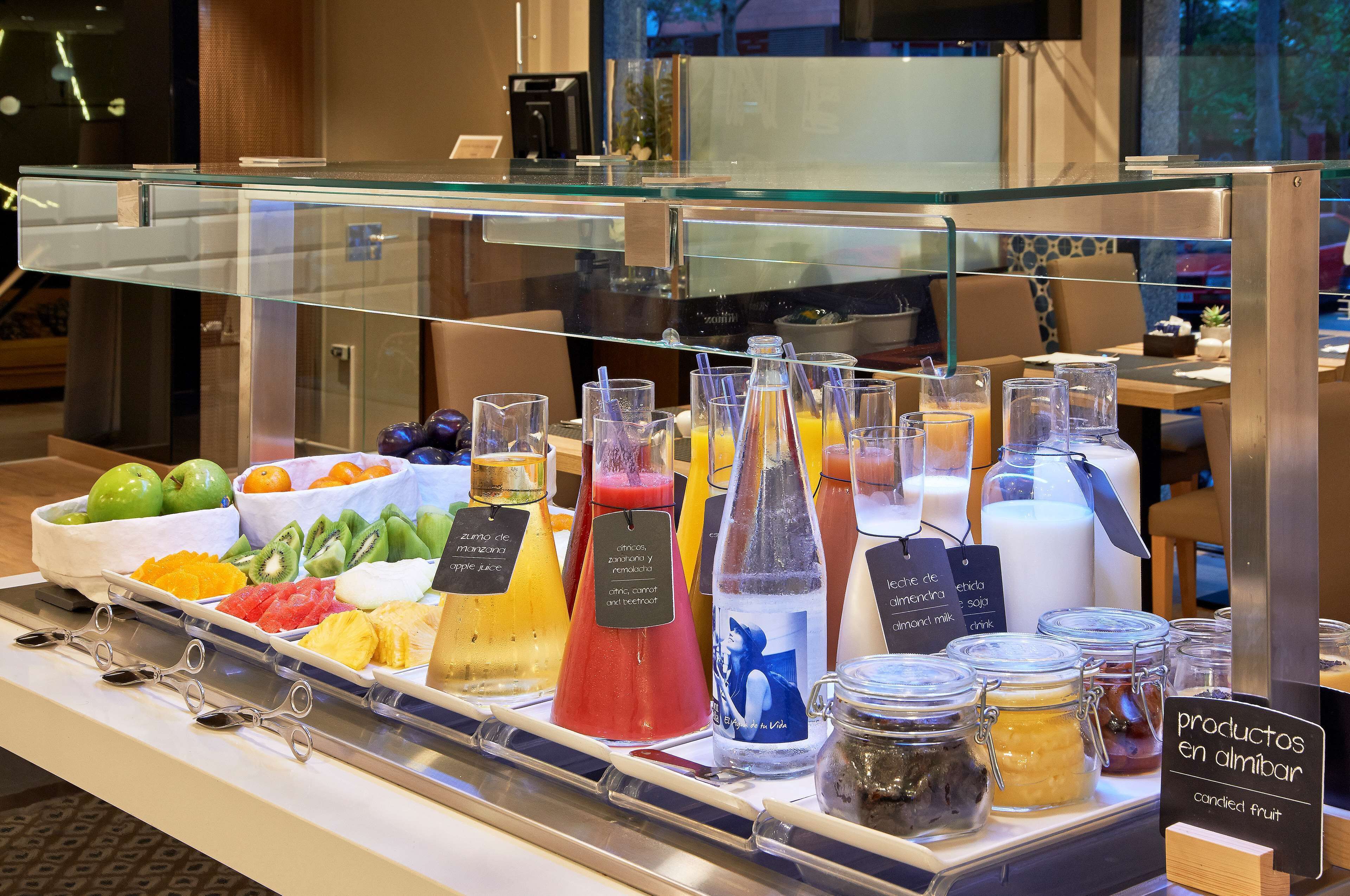 Un bufé de desayuno con diversas opciones de fruta y bebidas.