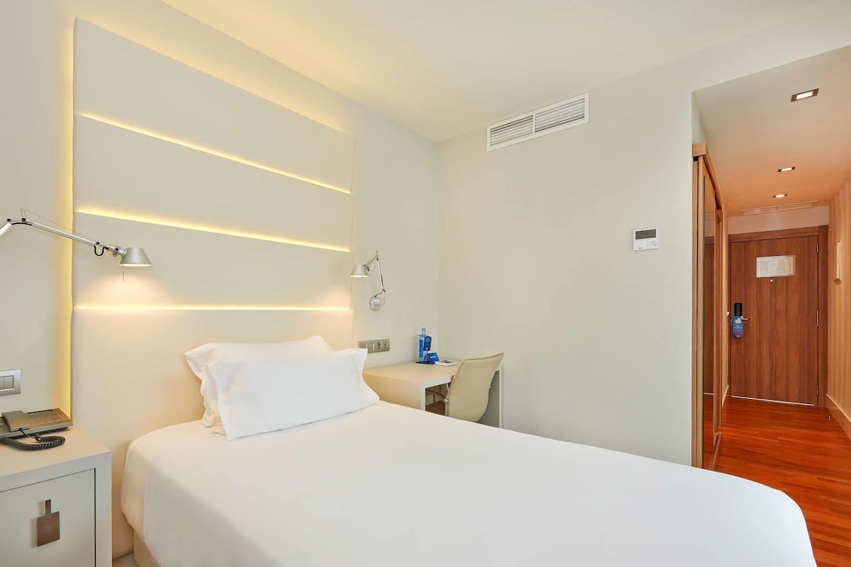 1 bilik tidur, bar mini, peti besi dalam bilik, meja