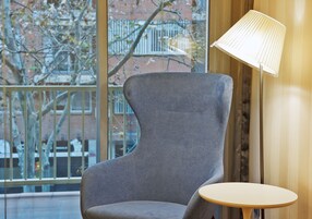 1 quarto, frigobar, cofres nos quartos, escrivaninha