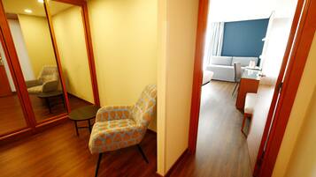 Habitación familiar | Ropa de cama de alta calidad, minibar, caja fuerte y escritorio