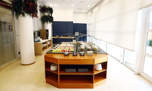 Tägliches Frühstücksbuffet (10 EUR pro Person)