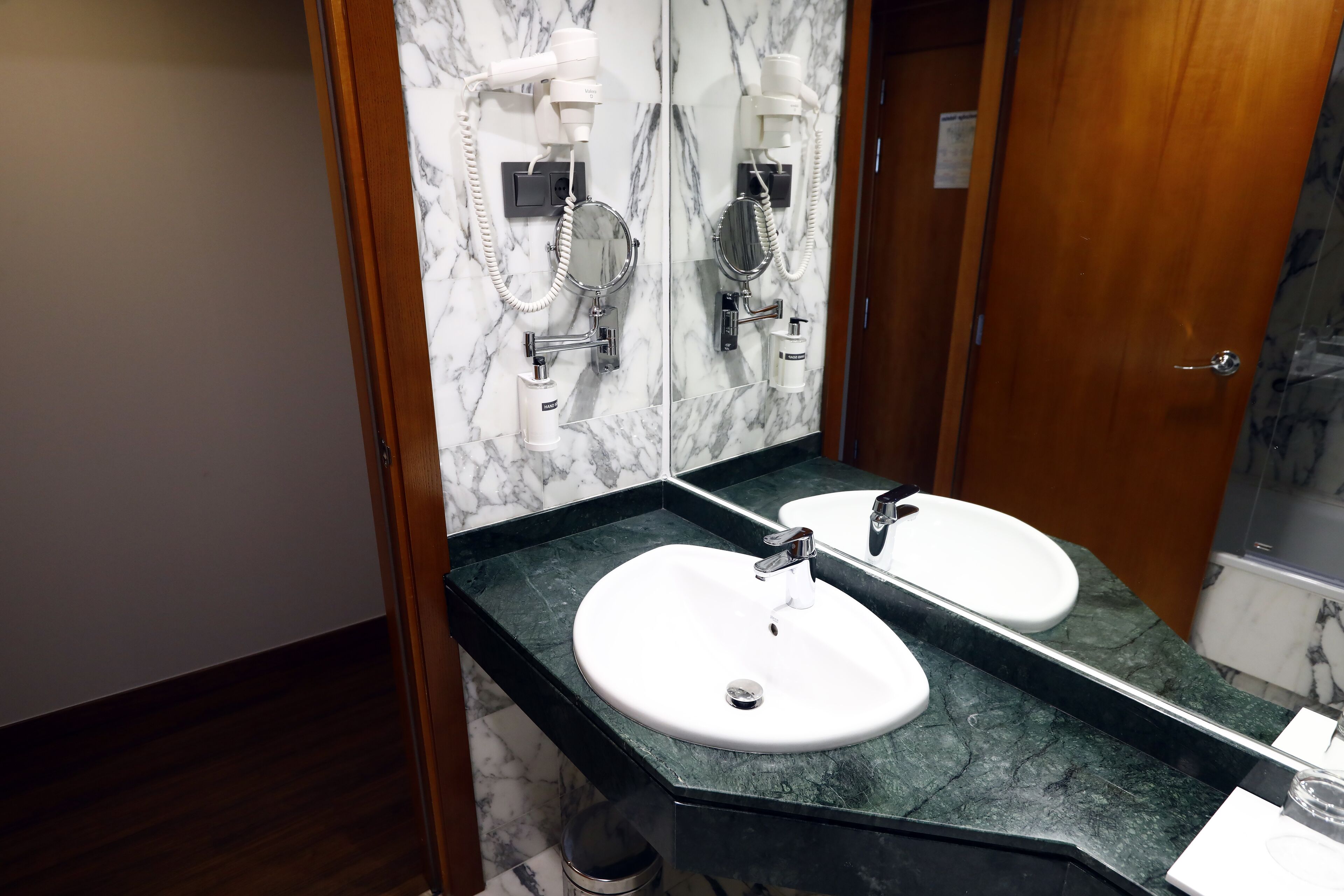 combined shower/bathtub, bidet, towels, soap