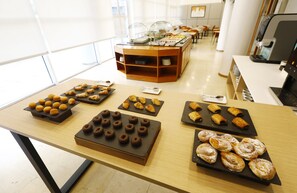 Petit déjeuner buffet (12 EUR par personne)