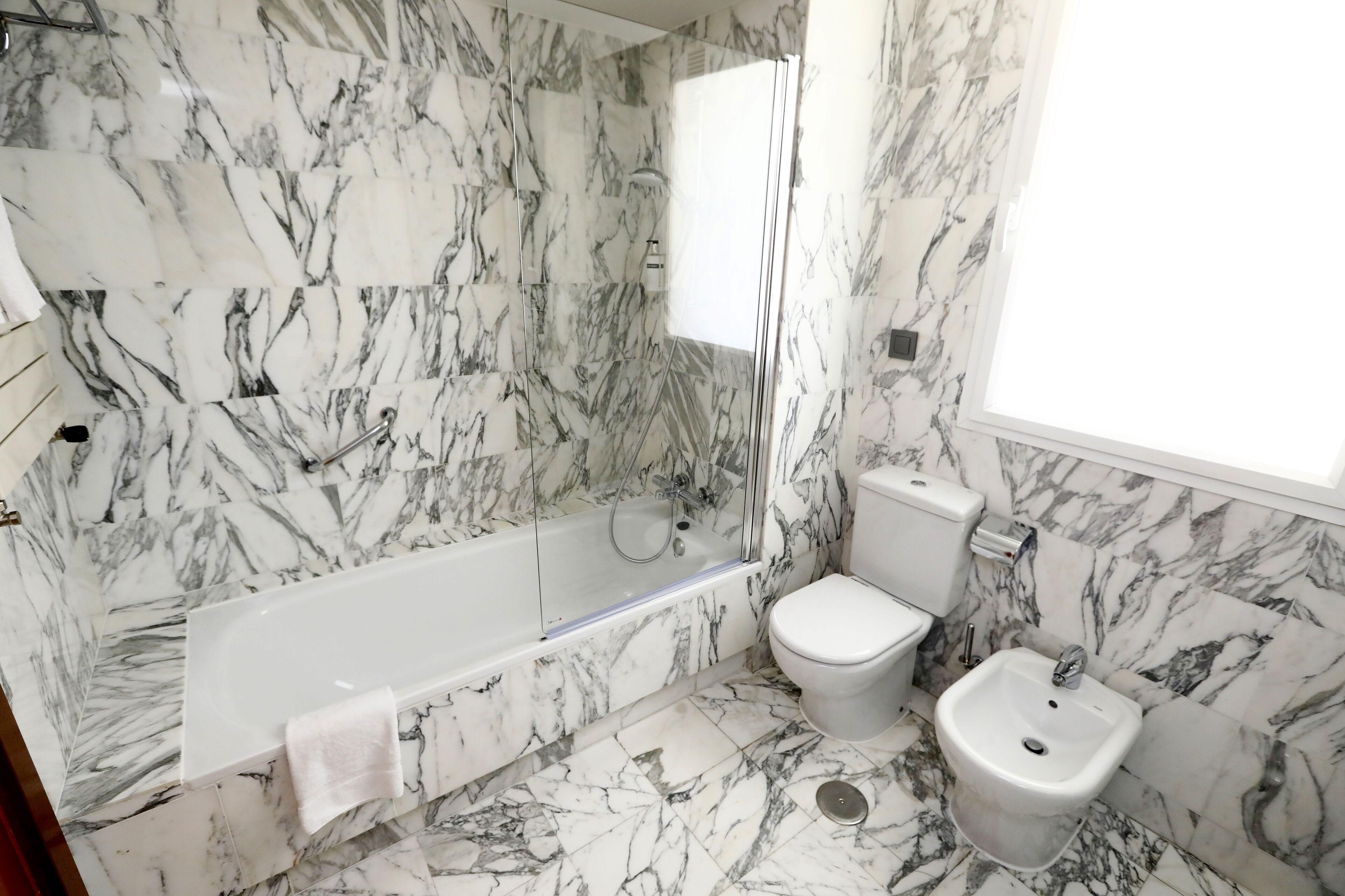 combined shower/bathtub, bidet, towels, soap