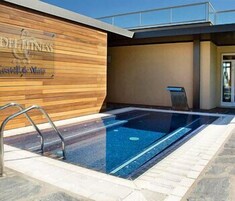 Una piscina al aire libre de temporada