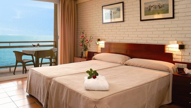 Minibar, in-room safe, desk, iron/ironing board (on request) - Exe Castell De Mata (Mataro)