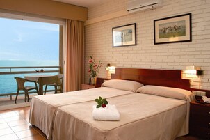 Minibar, caja de seguridad en la habitación y escritorio