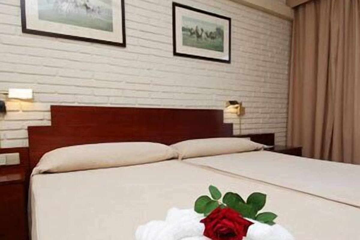 Minibar, in-room safe, desk, iron/ironing board