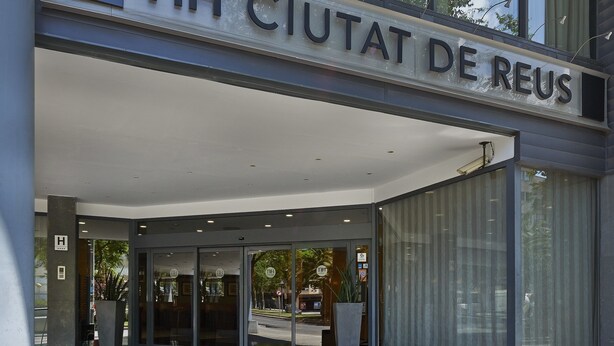 The entrance to a building with a sign reading "CIJATAT DE REUS". - NH Ciutat de Reus (Reus)