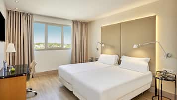 Hochwertige Bettwaren, Minibar, Zimmersafe, Schreibtisch