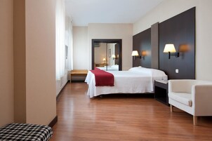 Minibar, caja fuerte, escritorio y cortinas opacas