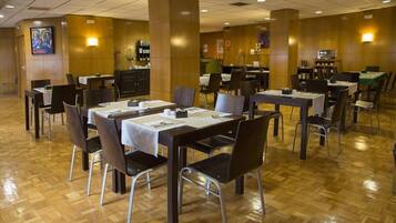 Bữa sáng buffet hàng ngày với phụ phí nhỏ