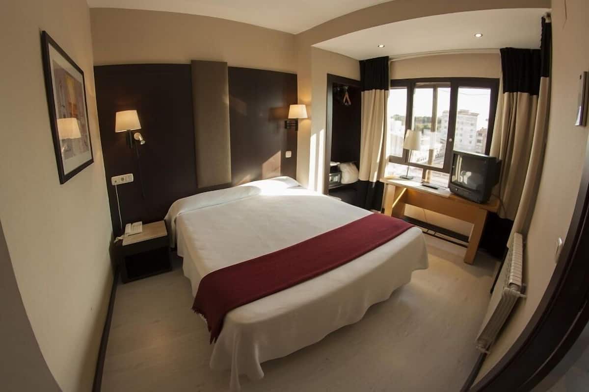 Kamar Single Klasik | Minibar, brankas, meja kerja, dan tirai kedap cahaya