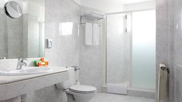Đồ dùng nhà tắm miễn phí, máy sấy tóc, khăn tắm