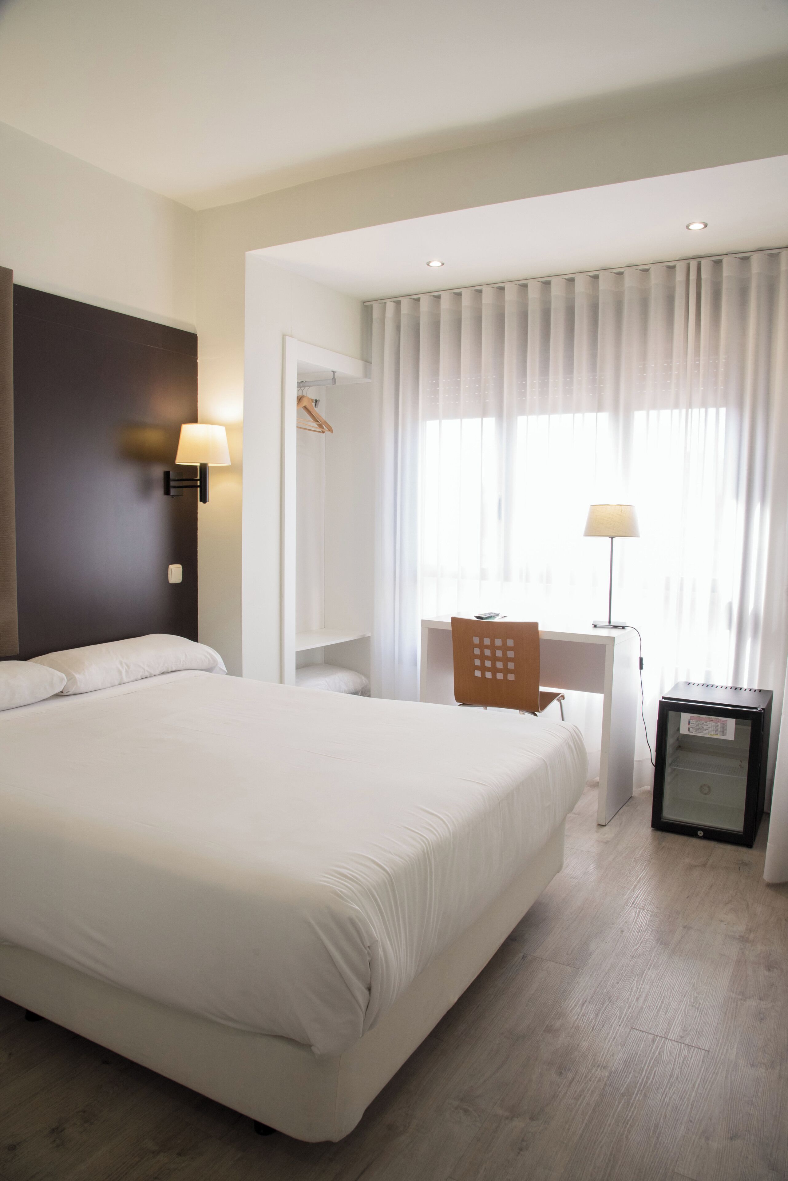 Minibar, caixa forta a l'habitació, escriptori i cortines opaques 